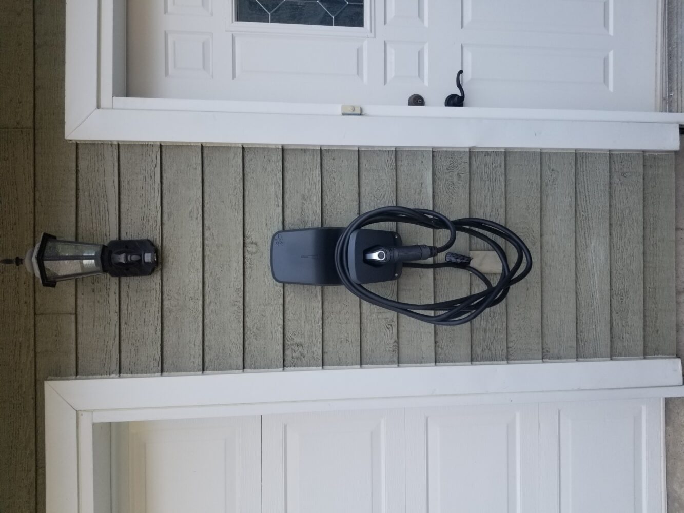 Exemple de borne de recharge installée à l'extérieur près d'un garage