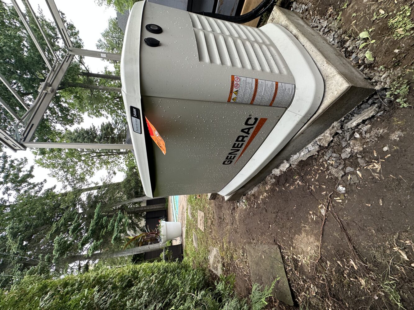 Photo d'installation d'une génératrice Generac en extérieur à Laval sur la Rive Nord de Montréal