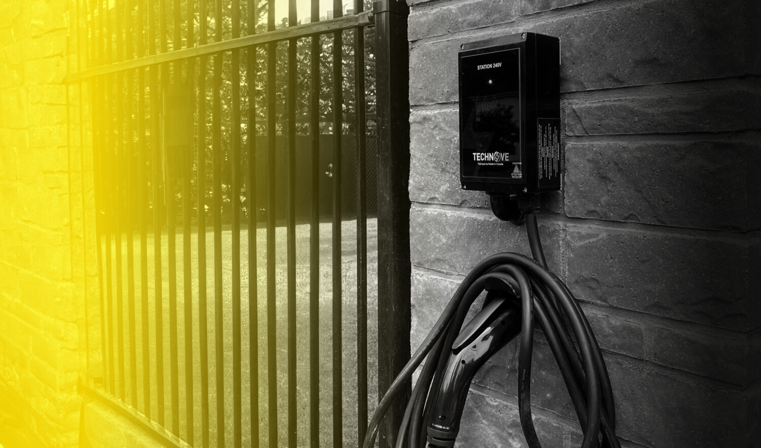 Photo de borne de recharge installée sur un mur extérieur à Laval sur la Rive Nord de Montréal