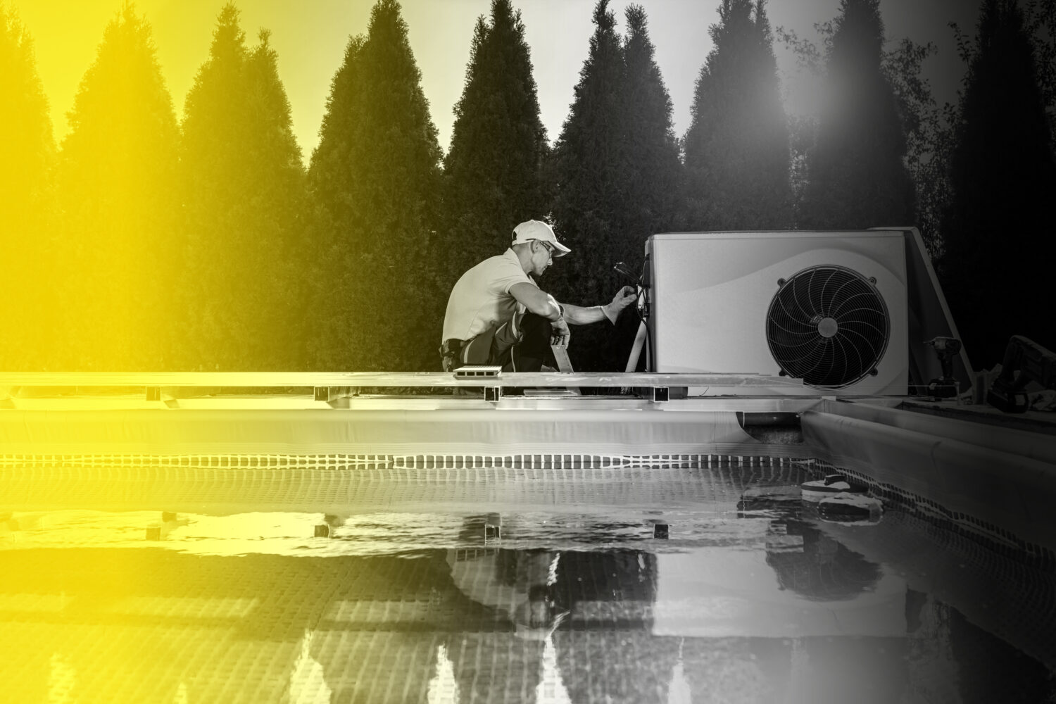 Photo d'un électricien travaillant sur le branchement d'une piscine à Laval sur la Rive Nord de Montréal